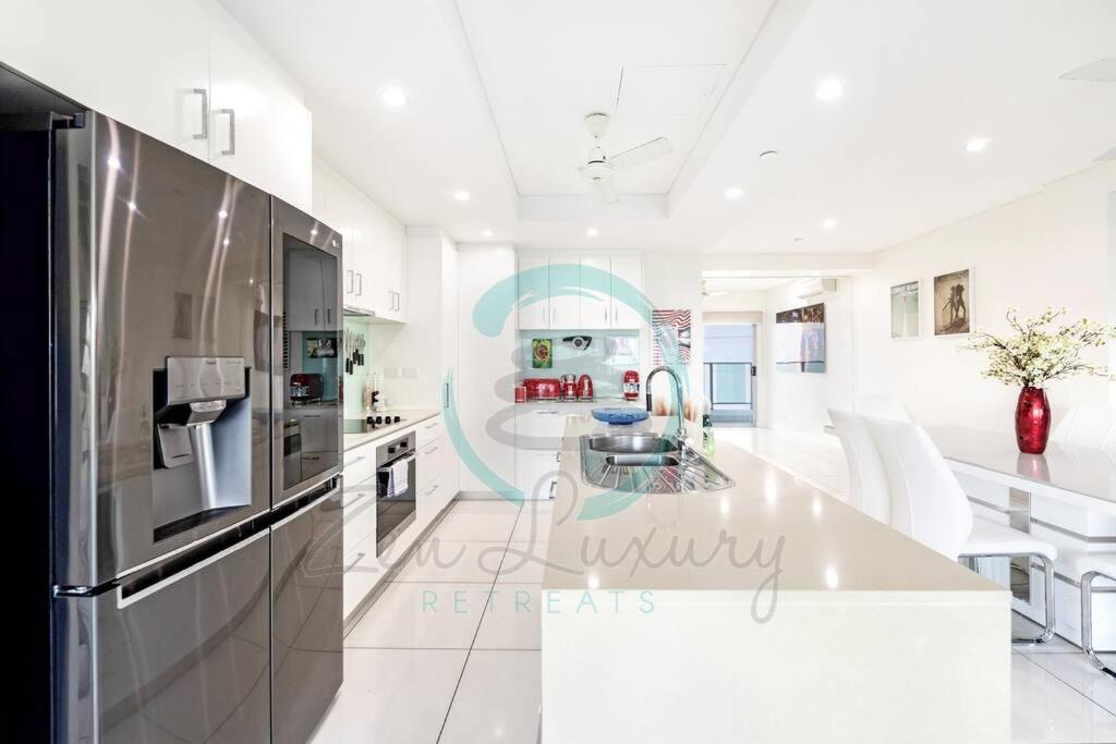 Η κουζίνα ή μικρή κουζίνα στο ZEN Tree Blossom: 3-BR Luxury Apt Near Waterfront