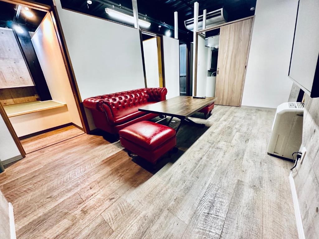 una sala de conferencias con una mesa y una silla roja en yokohama paradise101 en Yokohama