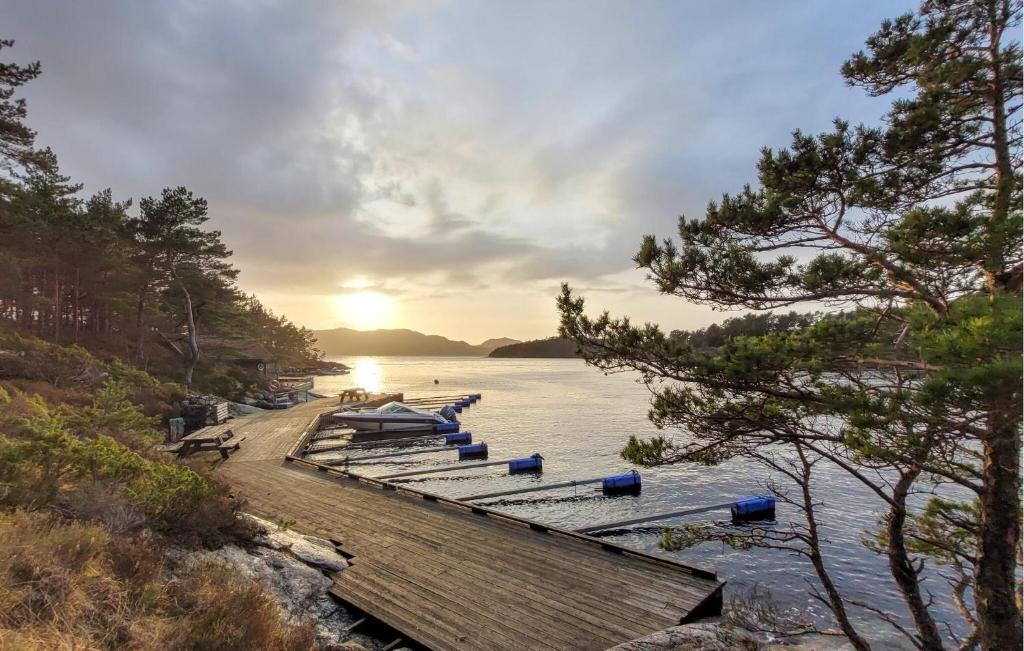 un grupo de barcos estacionados en un muelle en el agua en Gorgeous Home In Jrpeland With Kitchen en Jørpeland