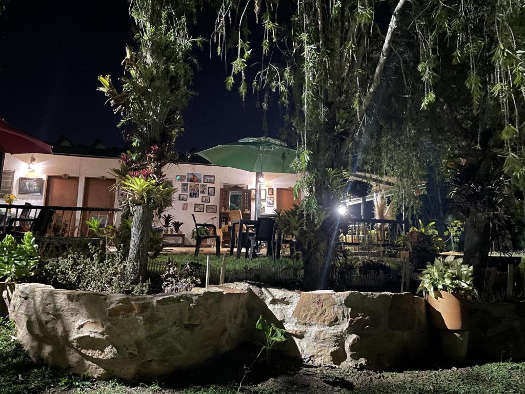 a house with a garden at night at Hostal greenlandomesa in Piedecuesta