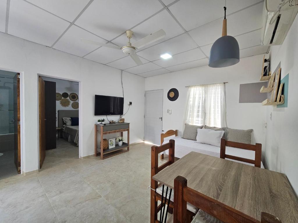 een woonkamer met een tafel en een bank bij Pringles Dpto Temporario 2 in Formosa