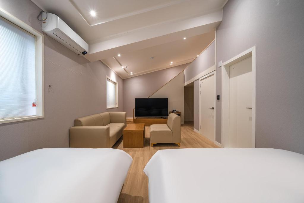 TV a/nebo společenská místnost v ubytování MONO HOTEL