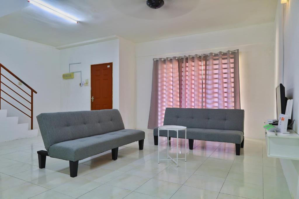una sala de espera con 2 sillas y una mesa en Adno Homestay#4BR#12 Single 2 Sb#High Speed Wifi#14pax, en Simpang Ampat