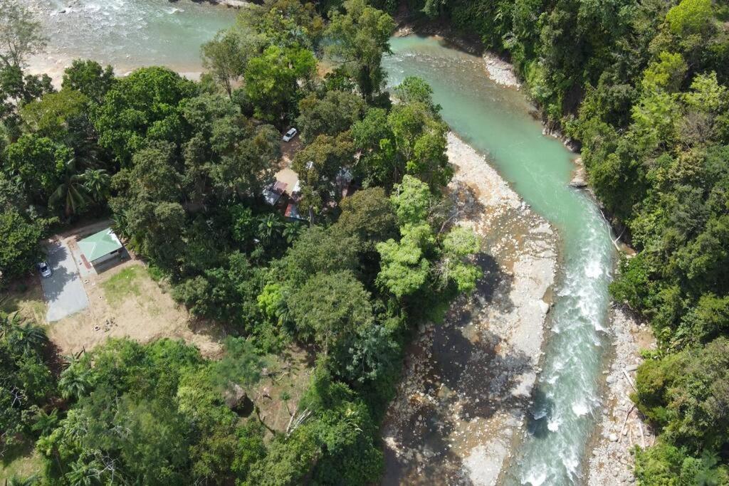 una vista aérea de un río en la selva en Cabaña acogedora cerca del río, en Naranjito