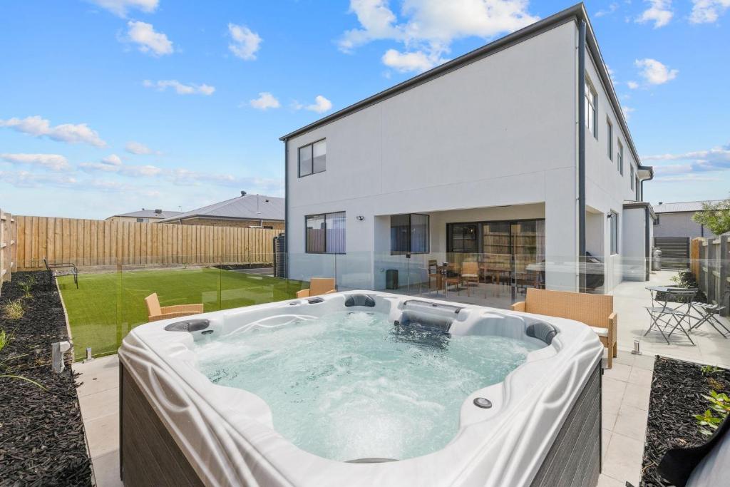 a hot tub in the backyard of a house at Paterson Retreat in San Remo
