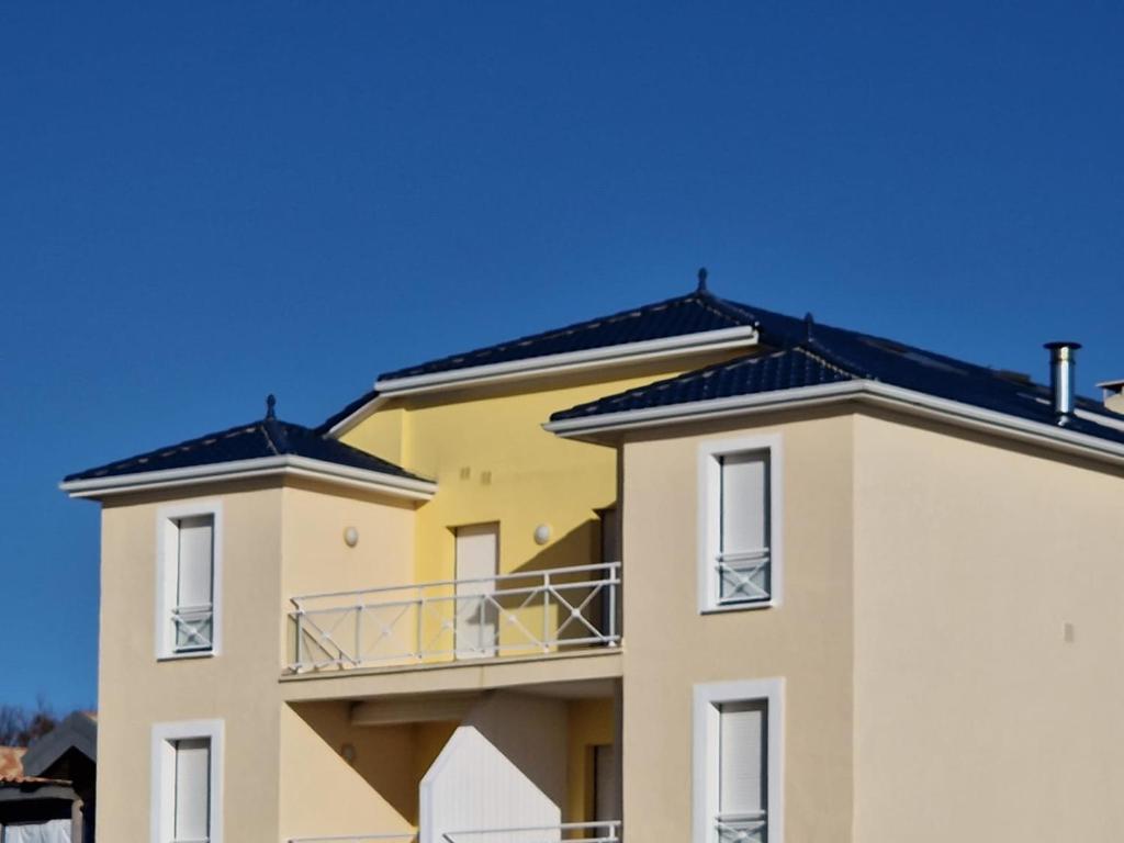 a house with two balconies and a blue sky at Appartement Châtelaillon-Plage, 4 pièces, 6 personnes - FR-1-706-11 in Châtelaillon-Plage