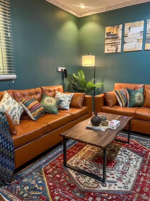 ein Wohnzimmer mit einem Sofa und einem Couchtisch in der Unterkunft استديو بتصميم كلاسيكي أنيق ودخول ذاتي in Riad