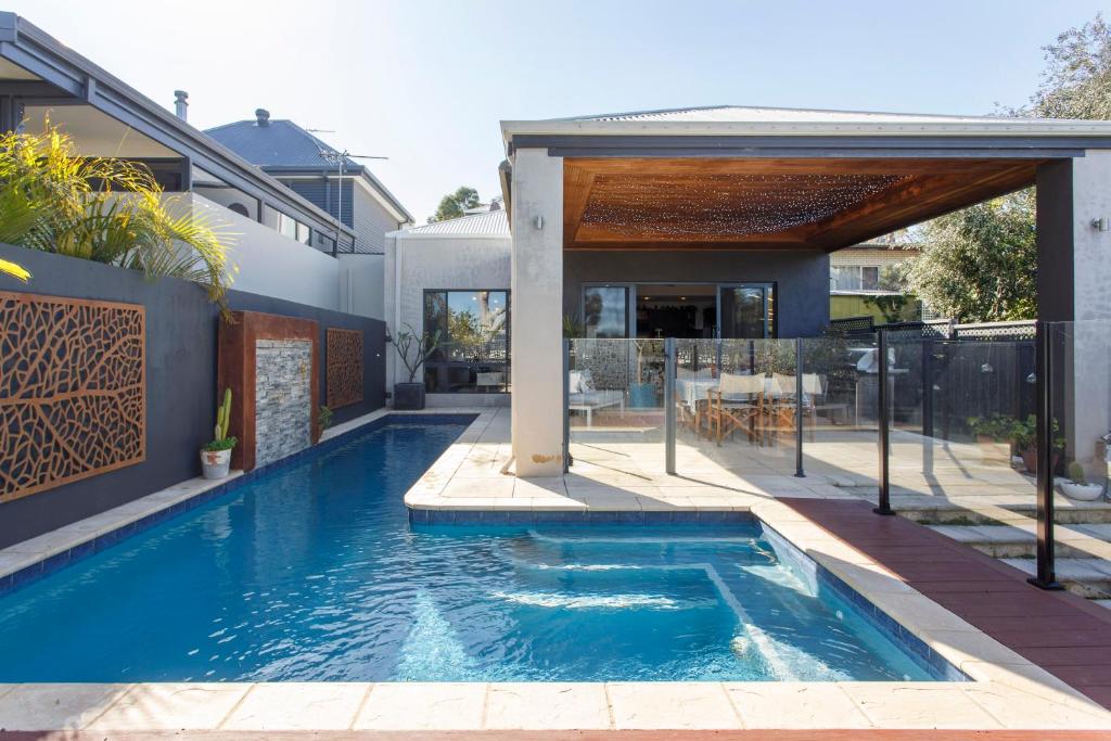 Stella Retreat - Townhouse with pool في East Fremantle: مسبح في الحديقة الخلفية للمنزل