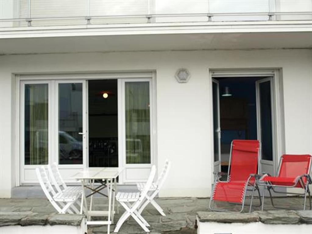 un groupe de chaises et une table sur une terrasse dans l'établissement Appartement T3 avec Garage, 100m Plage, Proche Commerces, St-Jean-de-Monts - FR-1-323-414, à Saint-Jean-de-Monts