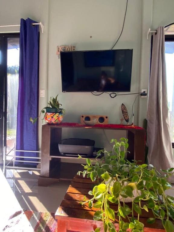TV a/nebo společenská místnost v ubytování Casa Ula, en el corazón de Uvita