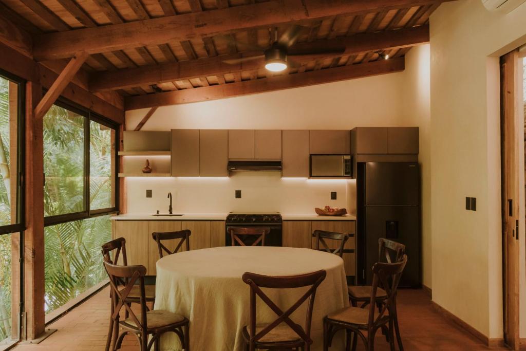 cocina con mesa y sillas en una habitación en Las Haditas, en Chiapa de Corzo