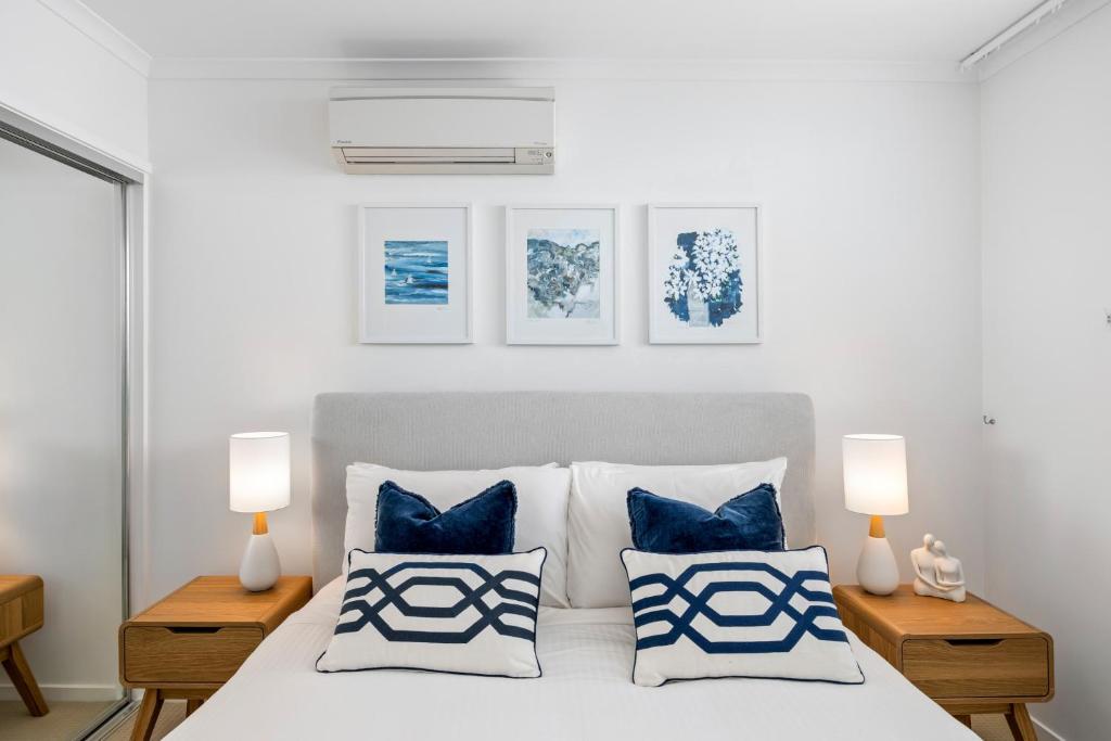Postel nebo postele na pokoji v ubytování Beachside Stunning 3-Bed with Ocean View & Pool