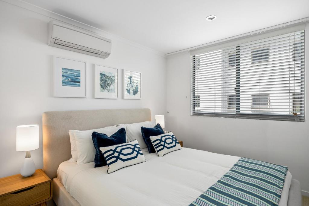 Postel nebo postele na pokoji v ubytování Beachside Stunning 3-Bed with Ocean View & Pool