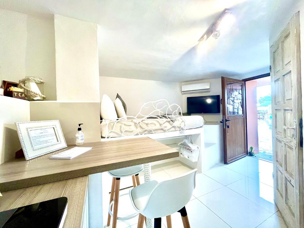 een kamer met een bureau en een bed bij Villa Kalypso - Porto Cervo in Porto Cervo