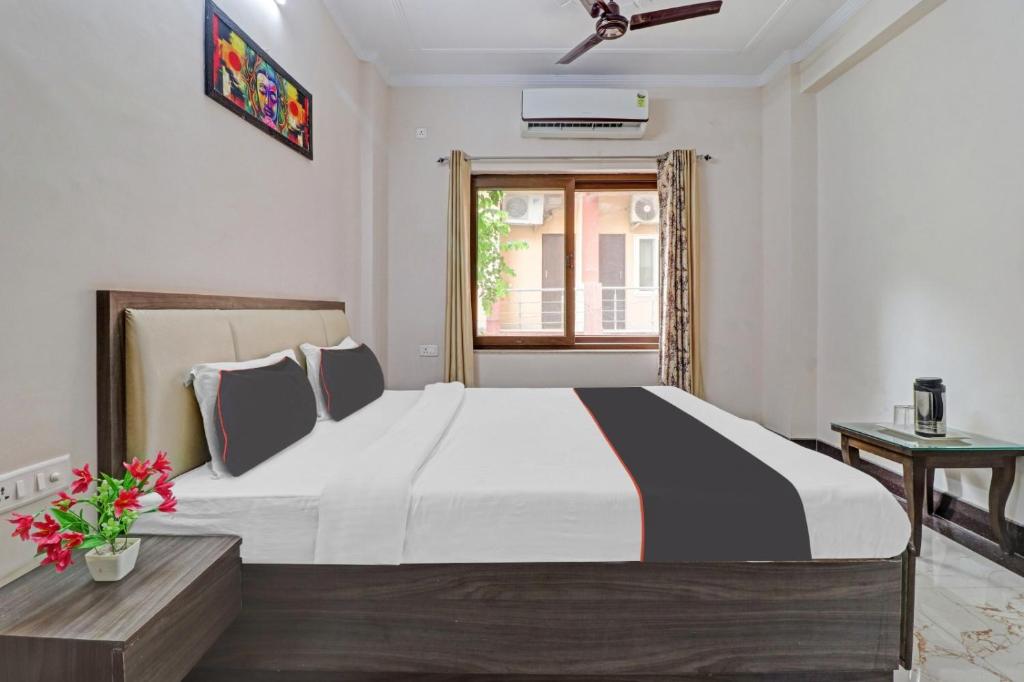 - une chambre avec un grand lit et une fenêtre dans l'établissement Yellow Leaf, à Rishikesh