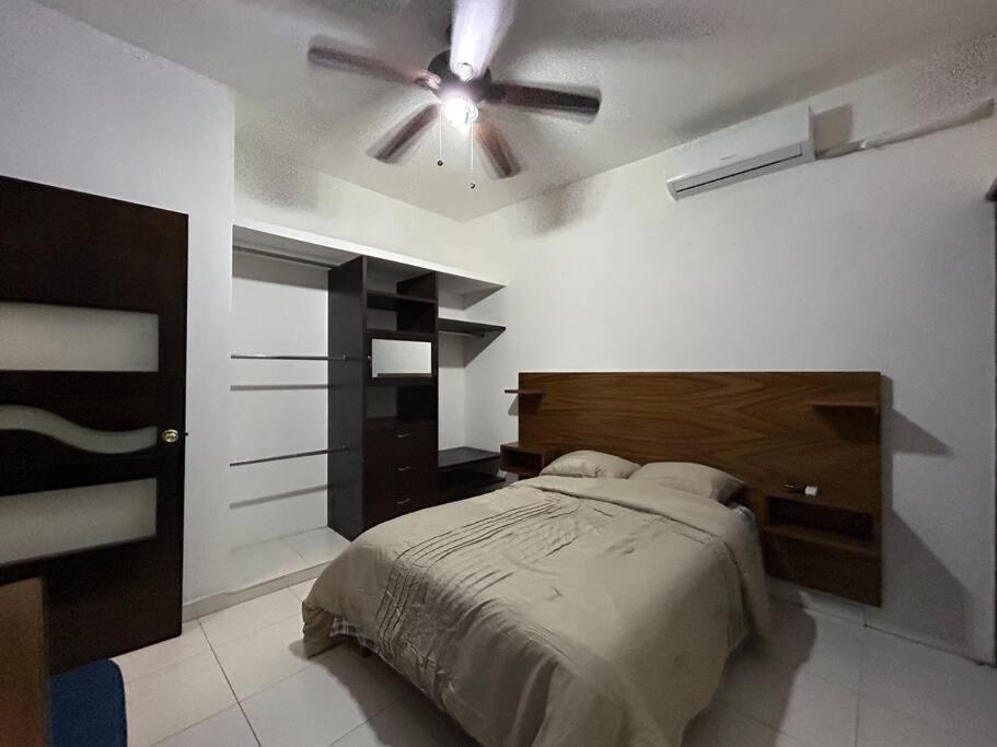 - une chambre avec un lit et un ventilateur de plafond dans l'établissement La Casa del Zoomat, à Tuxtla Gutiérrez