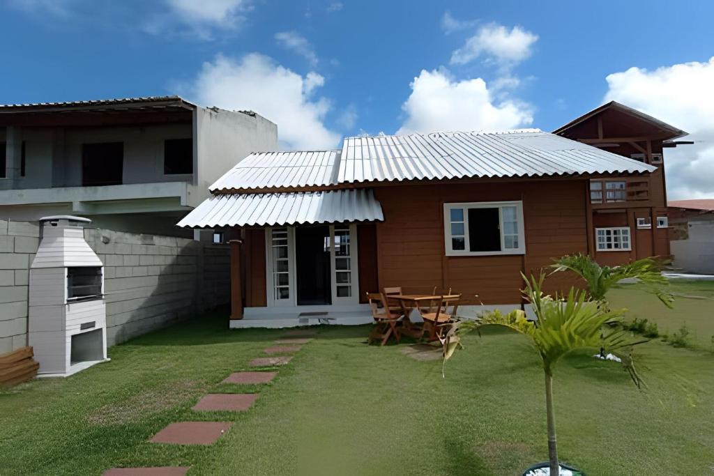 a small house with a table and a patio at Recanto Arvoredo in Entre Rios