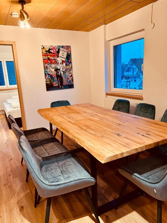 - une salle à manger avec une table et des chaises en bois dans l'établissement Apartments Alina, à Rust