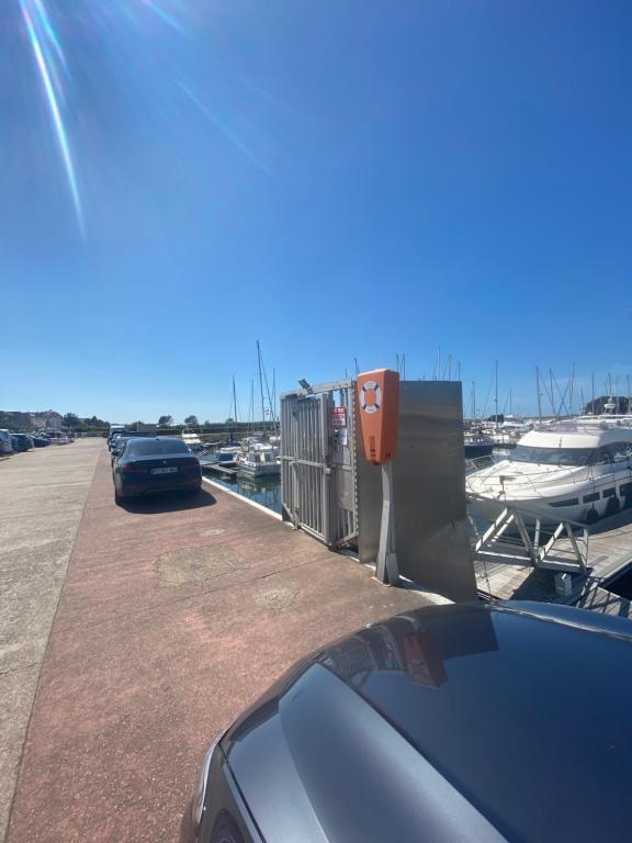 samochód zaparkowany obok przystani z łodziami w obiekcie Mettre les voiles à Deauville w mieście Deauville