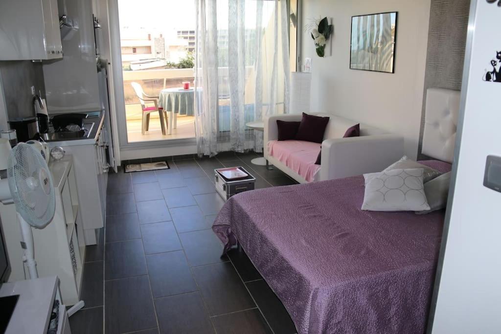 Cette petite chambre comprend un lit et un salon. dans l'établissement Studio 14, Héliopolis J village naturiste, au Cap d'Agde