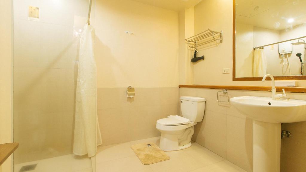 Koupelna v ubytování RedDoorz Premium at Anisabel Suites Davao City