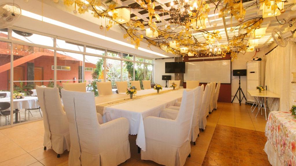 Restaurace v ubytování RedDoorz Premium at Anisabel Suites Davao City