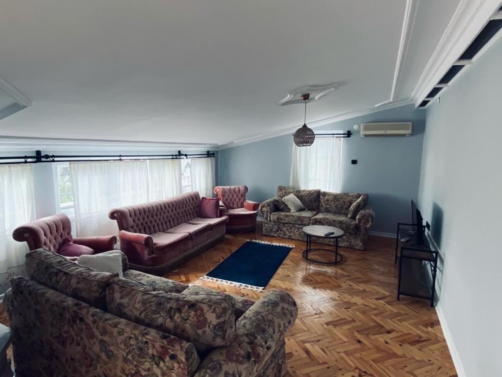 ein Wohnzimmer mit Sofas und einem Tisch in der Unterkunft Luxury PentHouse İn Antalya in Antalya