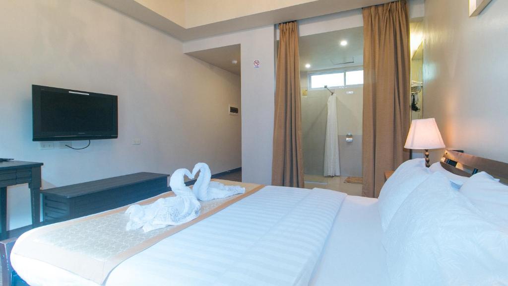 Postel nebo postele na pokoji v ubytování RedDoorz Premium at Anisabel Suites Davao City