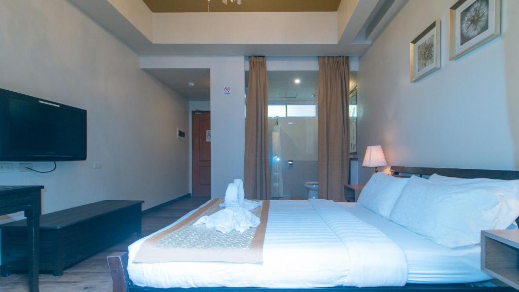 Postel nebo postele na pokoji v ubytování RedDoorz Premium at Anisabel Suites Davao City
