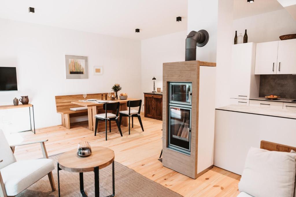 ein Wohnzimmer mit einer Küche und einem Esszimmer in der Unterkunft Wohnen am Flussufer - AM WASSER COMFORT in Kaindorf an der Sulm