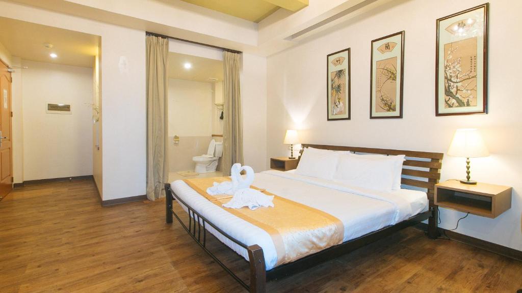 Postel nebo postele na pokoji v ubytování RedDoorz Premium at Anisabel Suites Davao City