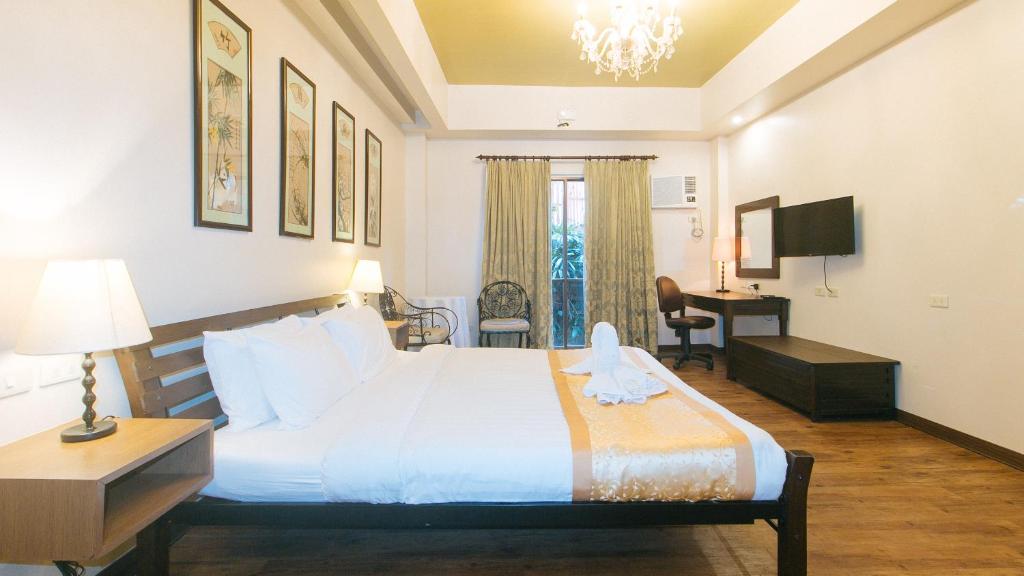 Postel nebo postele na pokoji v ubytování RedDoorz Premium at Anisabel Suites Davao City