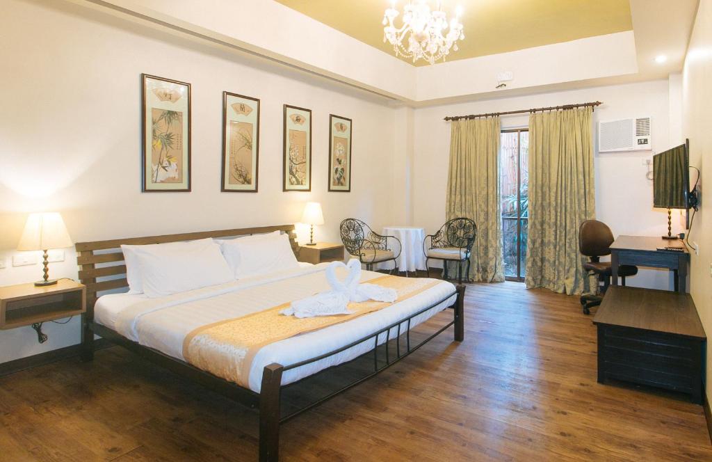 Postel nebo postele na pokoji v ubytování RedDoorz Premium at Anisabel Suites Davao City