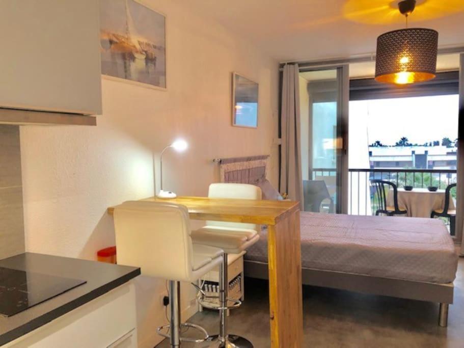 - une cuisine avec un bureau et un lit dans une chambre dans l'établissement Studio 303, Héliopolis J au village naturiste, au Cap d'Agde