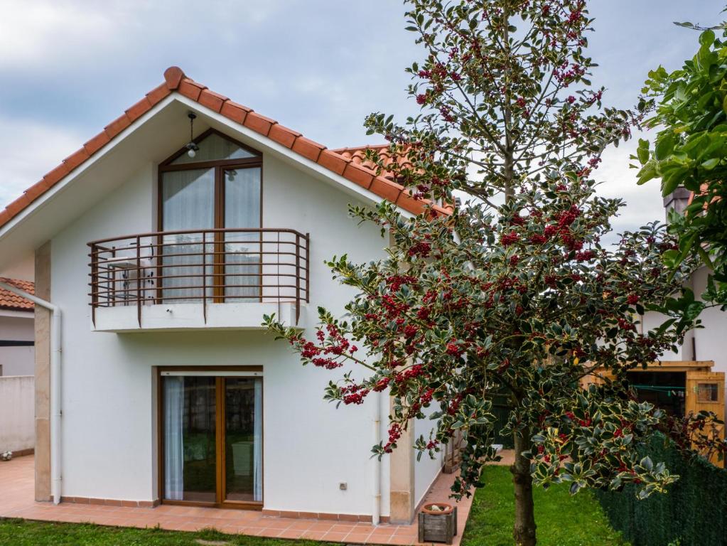 阿爾努埃羅的住宿－Large Villa in Cantabria，前面有一棵树的白色房子