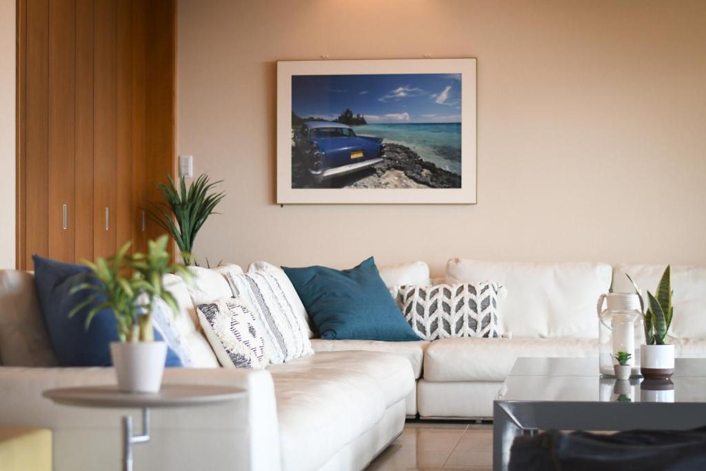 Posezení v ubytování Ocean View Luxury Beach House - Enjoy Sakura, Beach and BBQ!