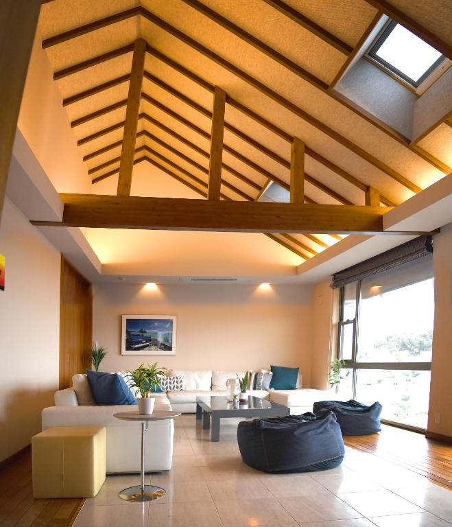 Posezení v ubytování Ocean View Luxury Beach House - Enjoy Sakura, Beach and BBQ!