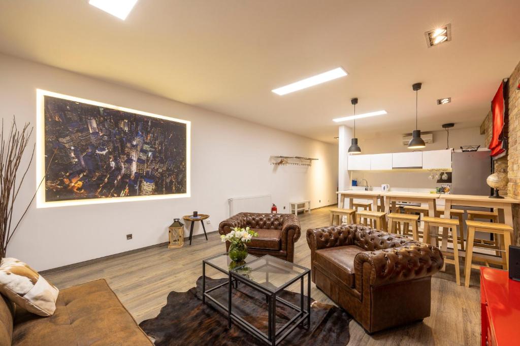 Deluxe Central Elizabeth Residence w/ 4BEDRM, 2BATHRM, 1LVNGRM 1073 Budapest, 26 Erzsébet körút kép - 1