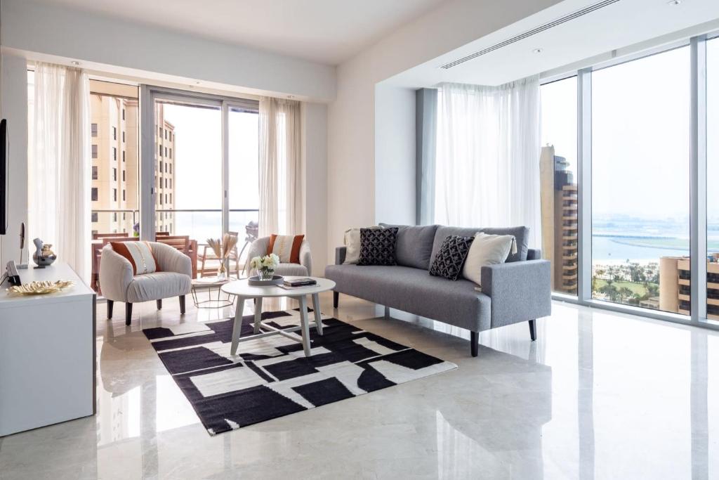een woonkamer met een bank en een tafel bij Frank Porter - Trident Grand in Dubai