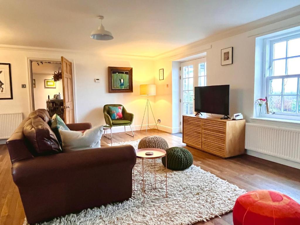 TV a/nebo společenská místnost v ubytování Trossachs Barn & Cabin - boutique B&B