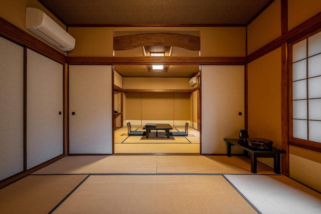 une pièce vide avec une table au milieu dans l'établissement Jinya Ryokan, à Hadano