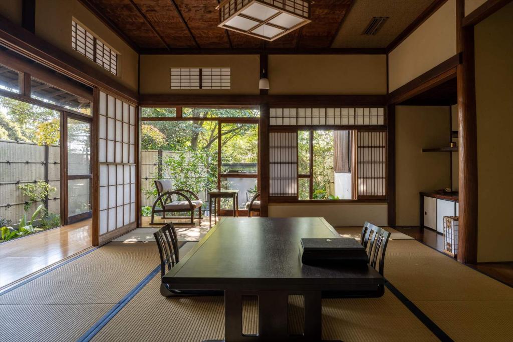 une salle à manger avec une table et des chaises dans l'établissement Jinya Ryokan, à Hadano