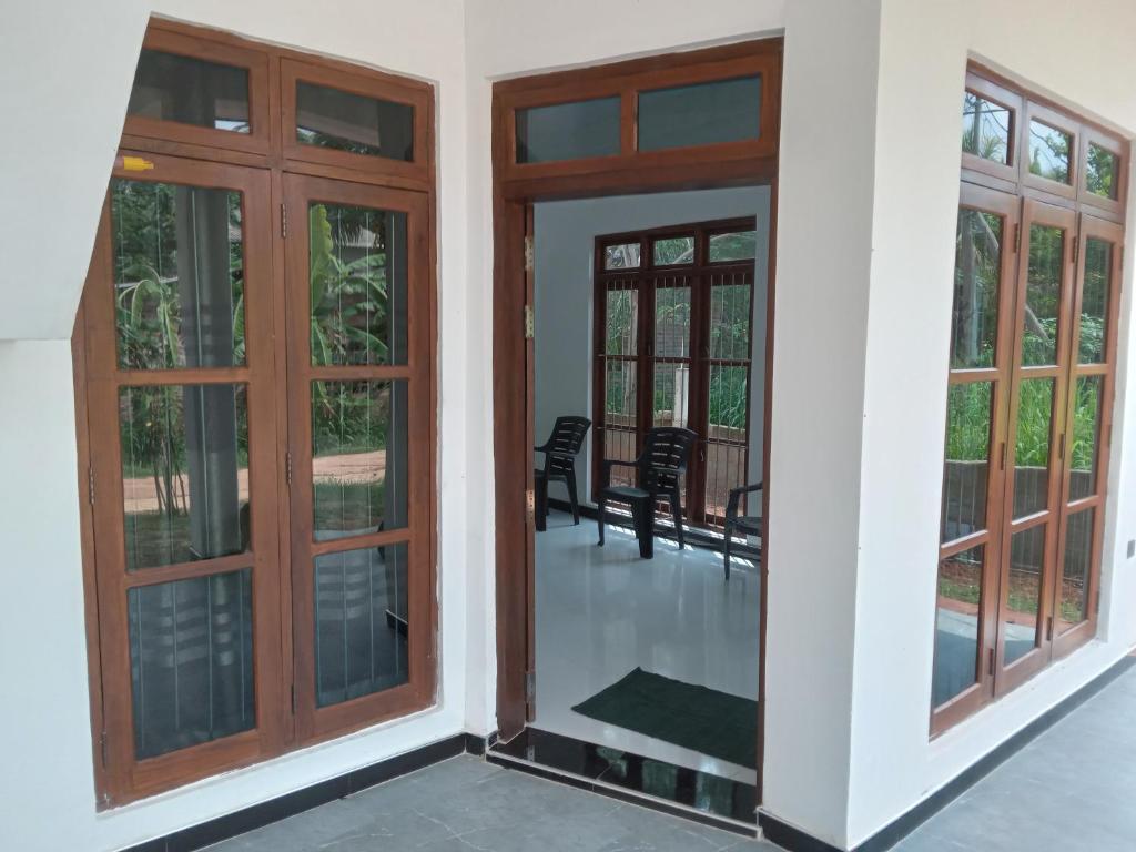 une maison vide avec des portes et une terrasse dans l'établissement Astral Residence, à Anurâdhapura