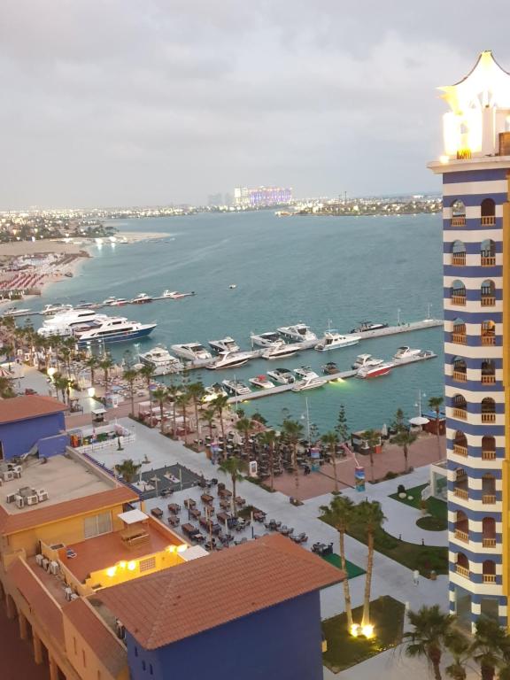 vistas a un puerto deportivo con barcos en el agua en شقة فندقية بورتو مارينا الساحل الشمالي en El Alamein