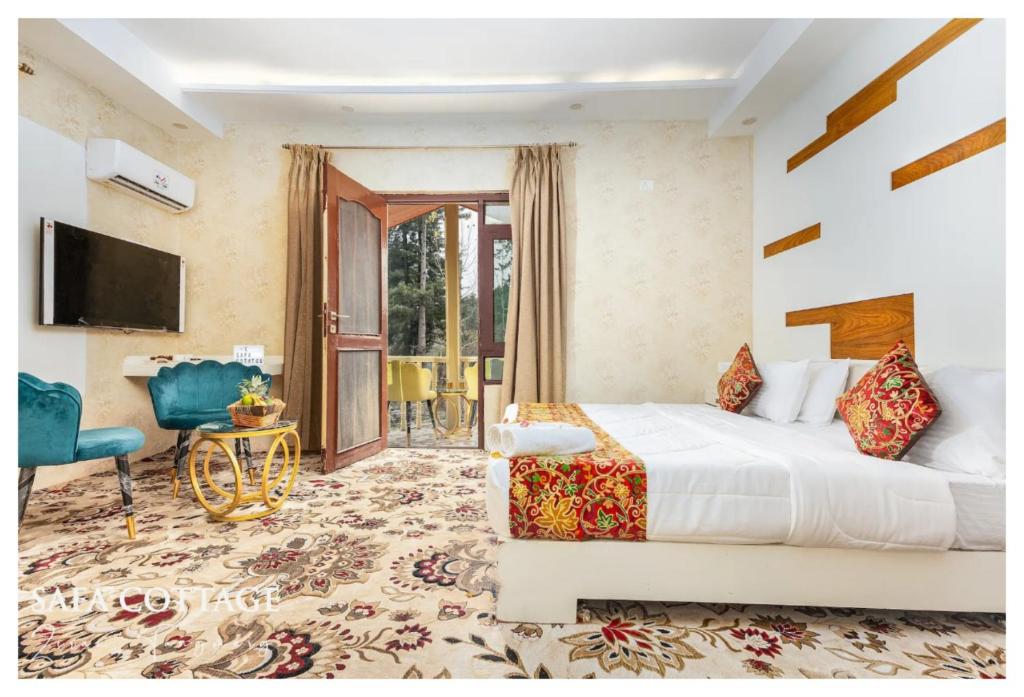 ein Hotelzimmer mit einem Bett und einem TV in der Unterkunft Snow Resort Gulmarg in Gulmarg