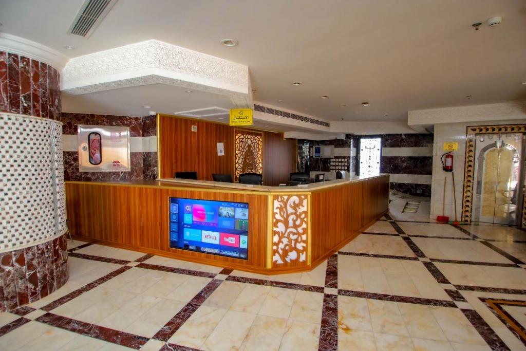 a lobby with a bar with a tv in it at فندق ربا الحجاز in Aţ Ţunḑubāwī