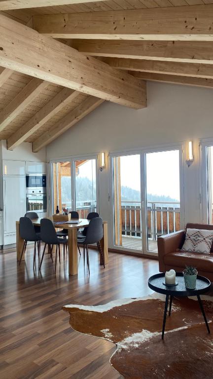 Posezení v ubytování Bergquelle Dachwohnung