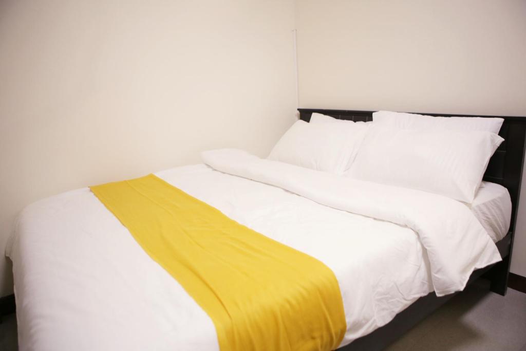 Cr8tive HOMES-Transient Stays Legend Condominiums - Sala Familiar De Lujo