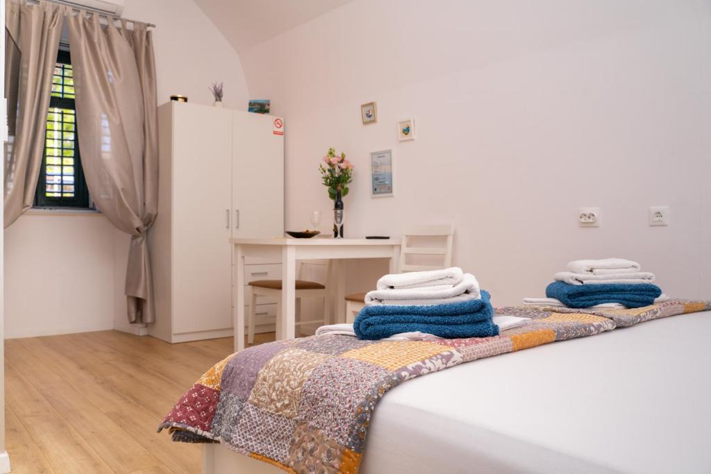 Posteľ alebo postele v izbe v ubytovaní Studio apartment JELI
