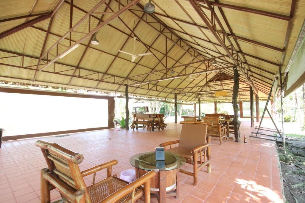 um grande pavilhão com cadeiras e mesas e um ecrã branco em Sawasdee Lagoon Camping Resort em Ban Lam Pi
